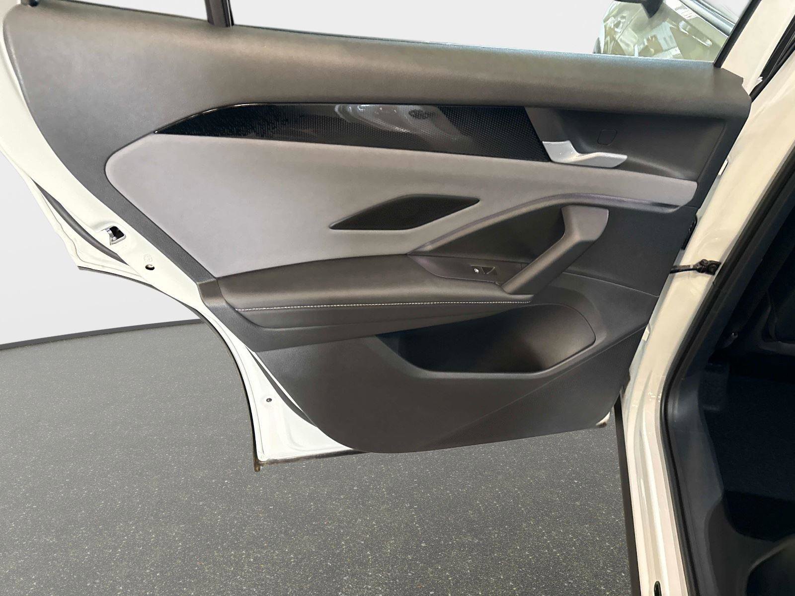 New 2026 Volkswagen Tiguan SE image 11