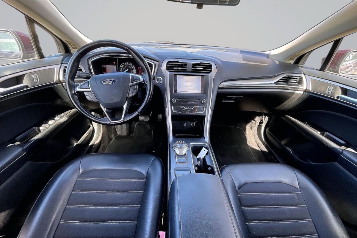 Used 2017 Ford Fusion SE w/ Equipment Group 201A FWD image 16