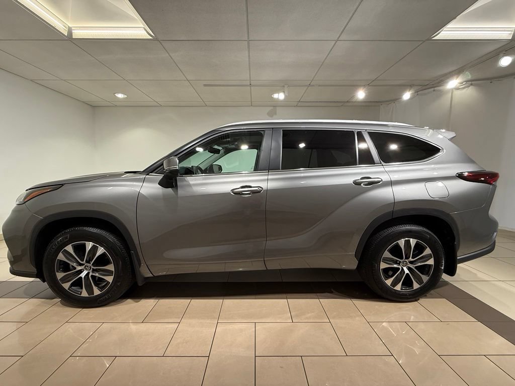 Certified 2025 Toyota Highlander XLE AWD/4WD image 2