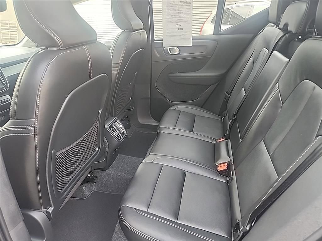 Certified 2025 Volvo XC40 B5 Core AWD/4WD image 27