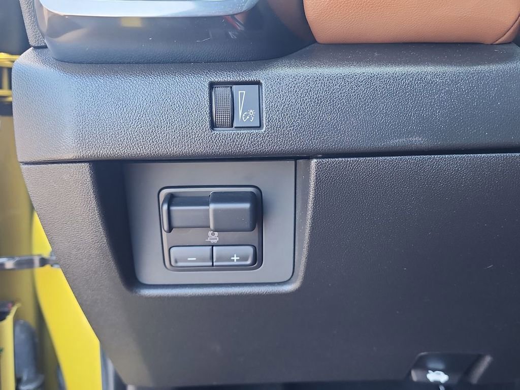 Certified 2023 GMC Canyon AT4 w/ AT4 Premium Package AWD/4WD image 18