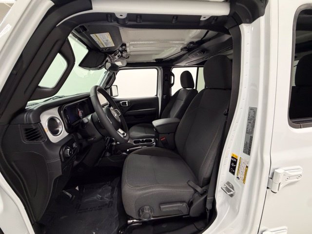 Used 2025 Jeep Wrangler Unlimited Sahara AWD/4WD image 7