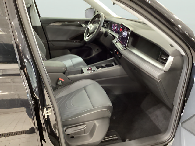 Certified 2025 Volkswagen Tiguan SE w/ Panoramic Sunroof Package AWD/4WD image 11