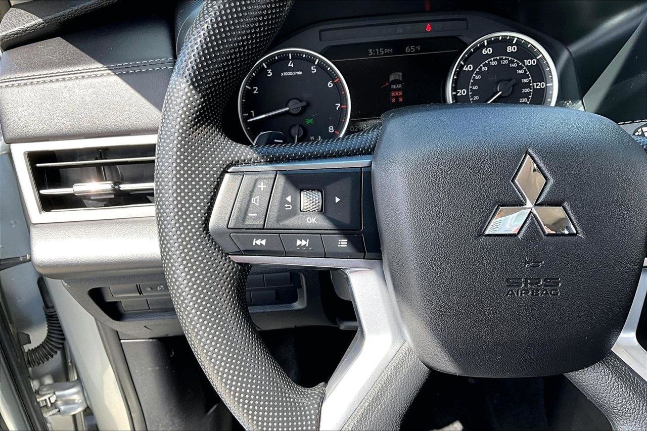 Used 2025 Mitsubishi Outlander ES AWD/4WD image 13