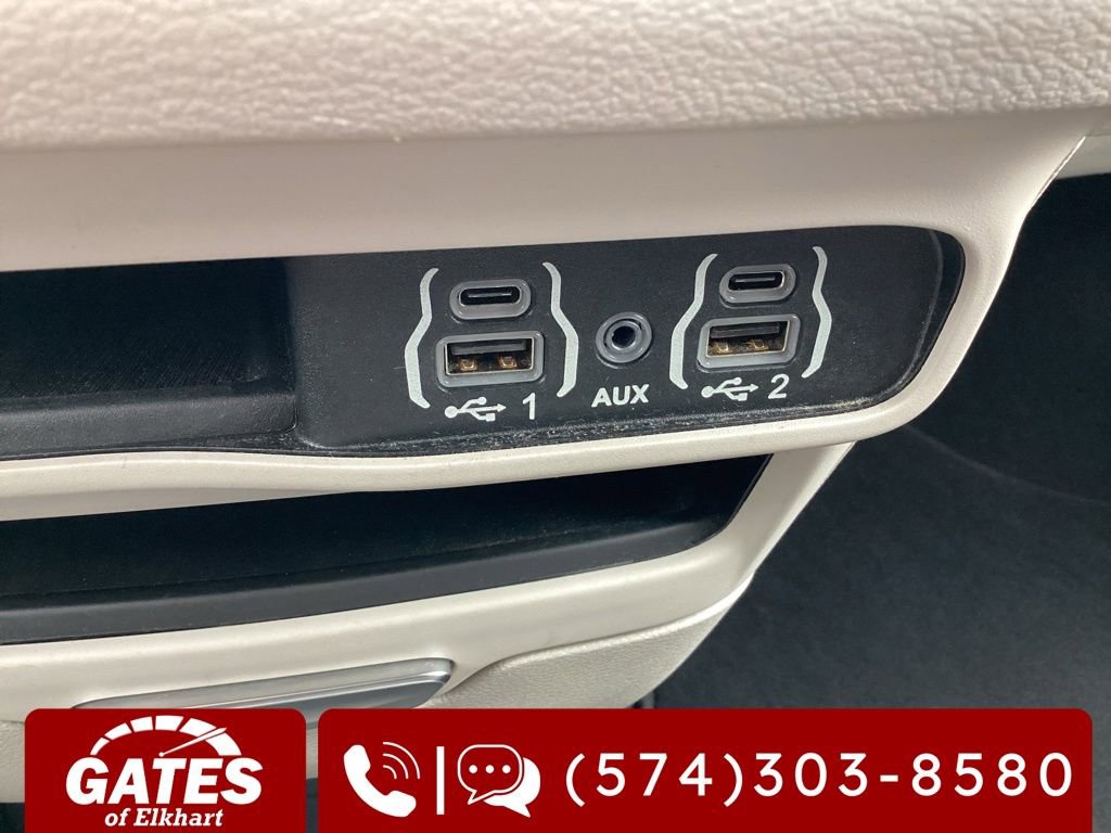 Used 2023 Chrysler Pacifica Touring-L FWD image 23