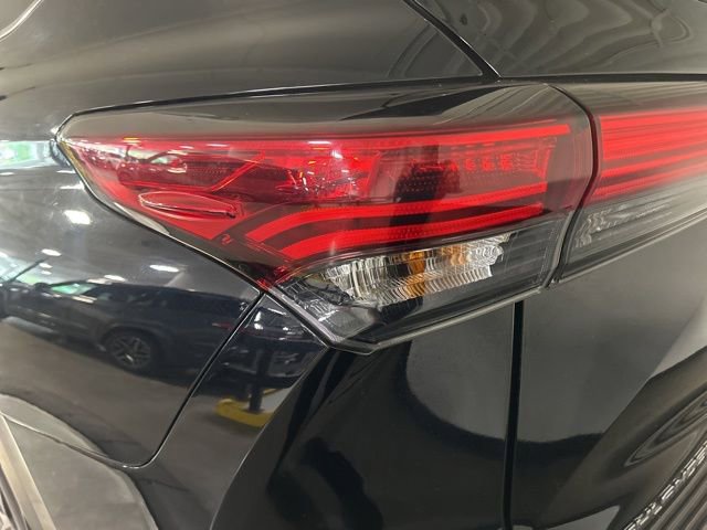 Used 2022 Toyota Highlander XLE AWD/4WD image 33