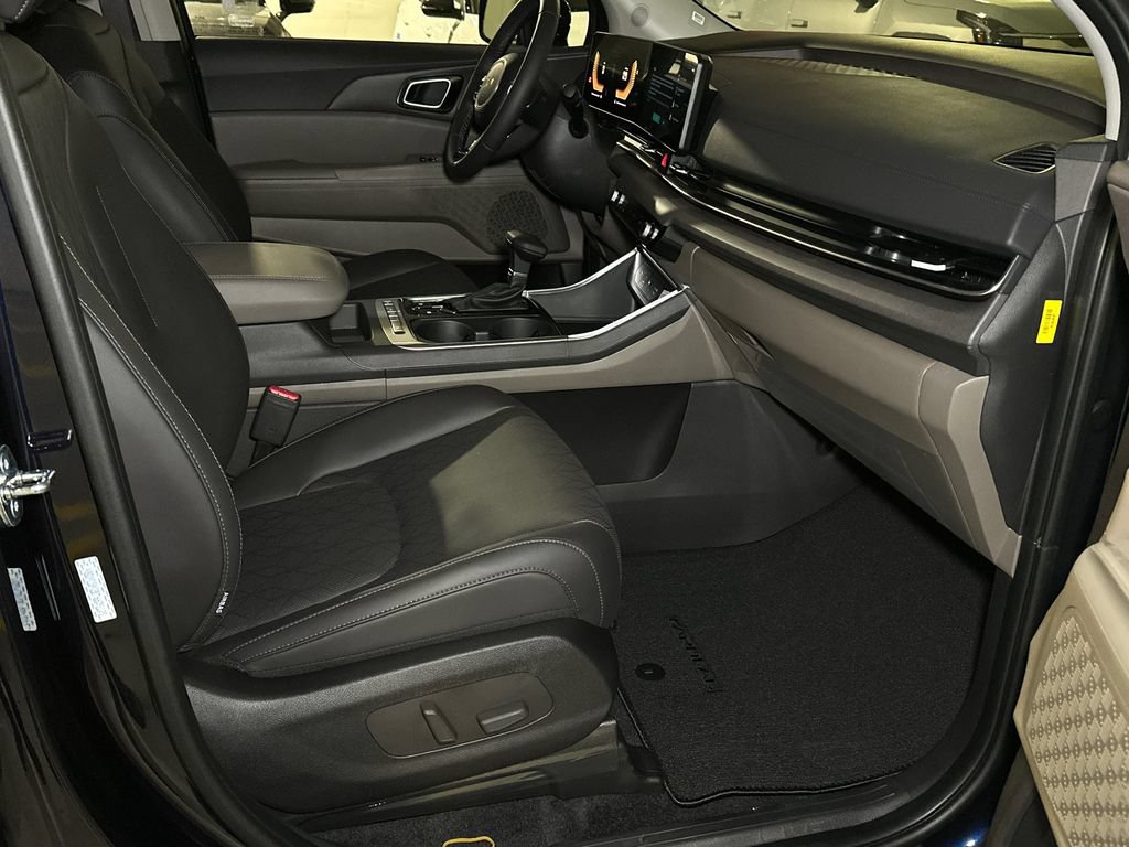 New 2026 Kia Carnival EX FWD image 10