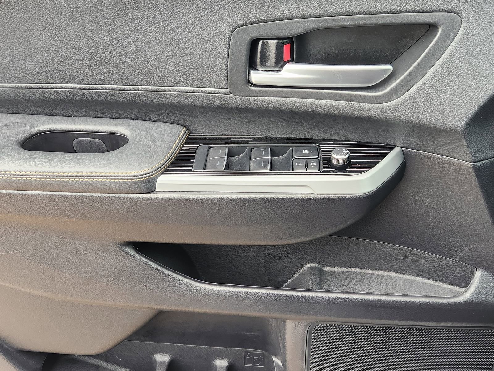 Used 2025 Toyota Sienna XLE Woodland Edition image 26