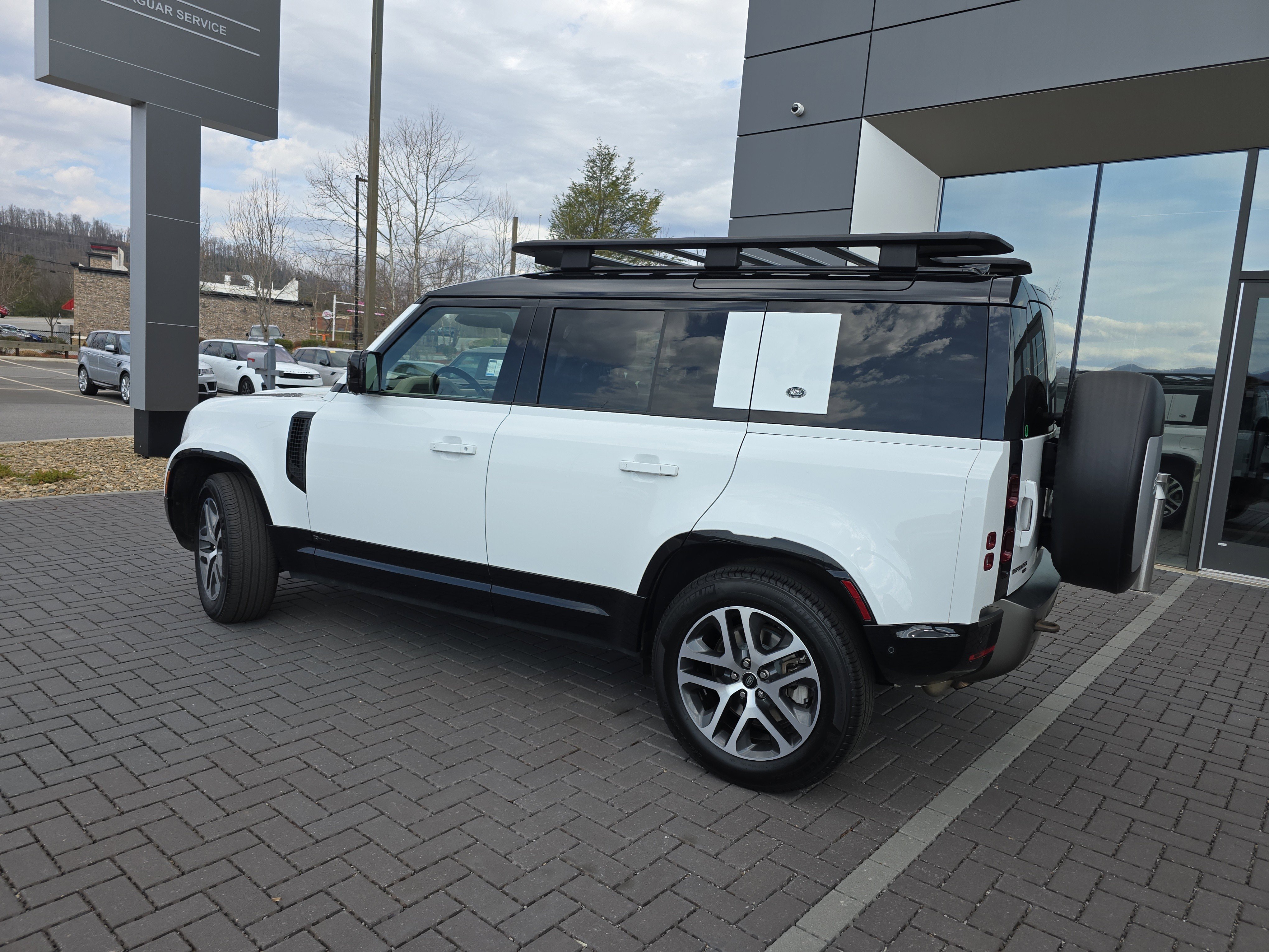 Used 2021 Land Rover Defender 110 X-Dynamic HSE image 8