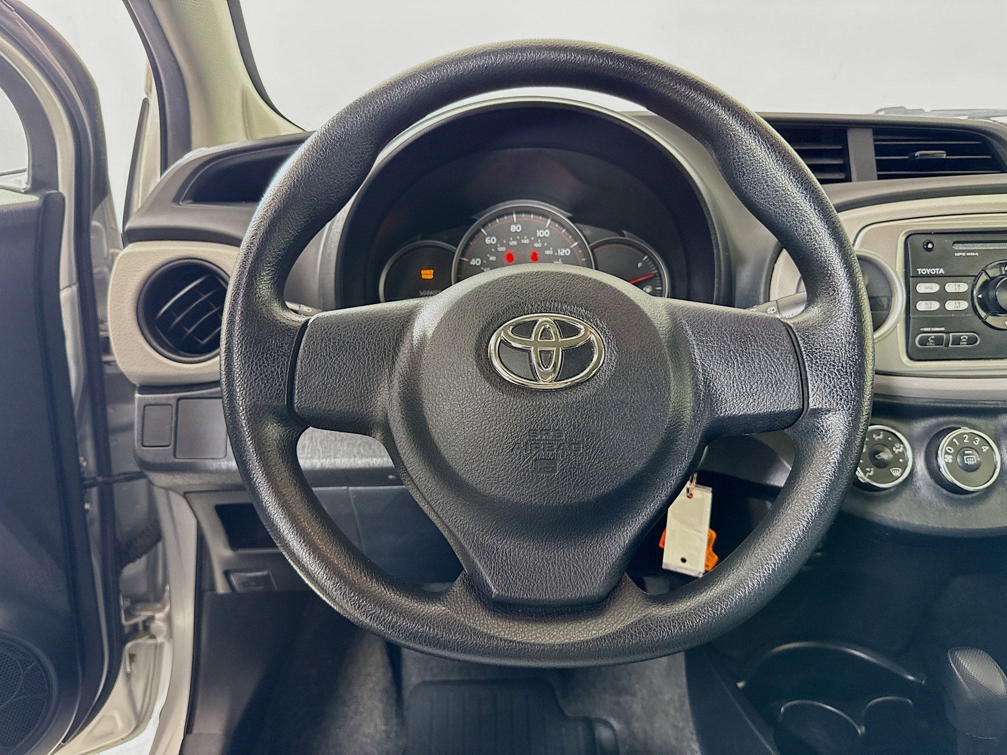 Used 2014 Toyota Yaris L image 12