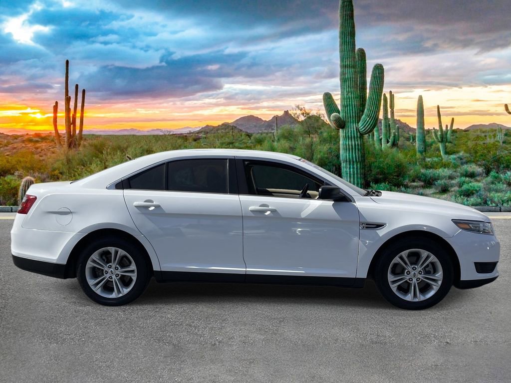 Used 2019 Ford Taurus SE image 2