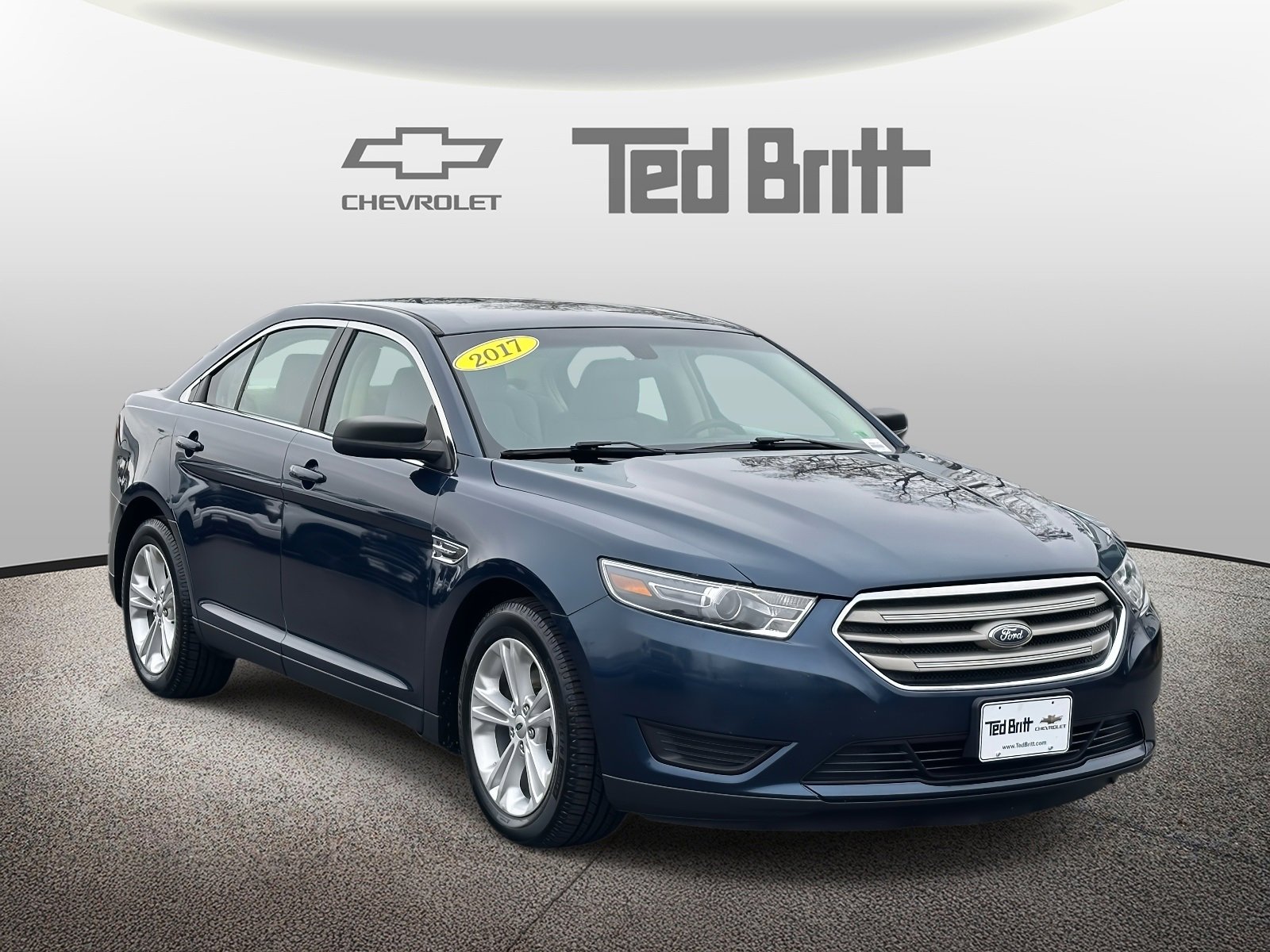 Used 2017 Ford Taurus SE image 3