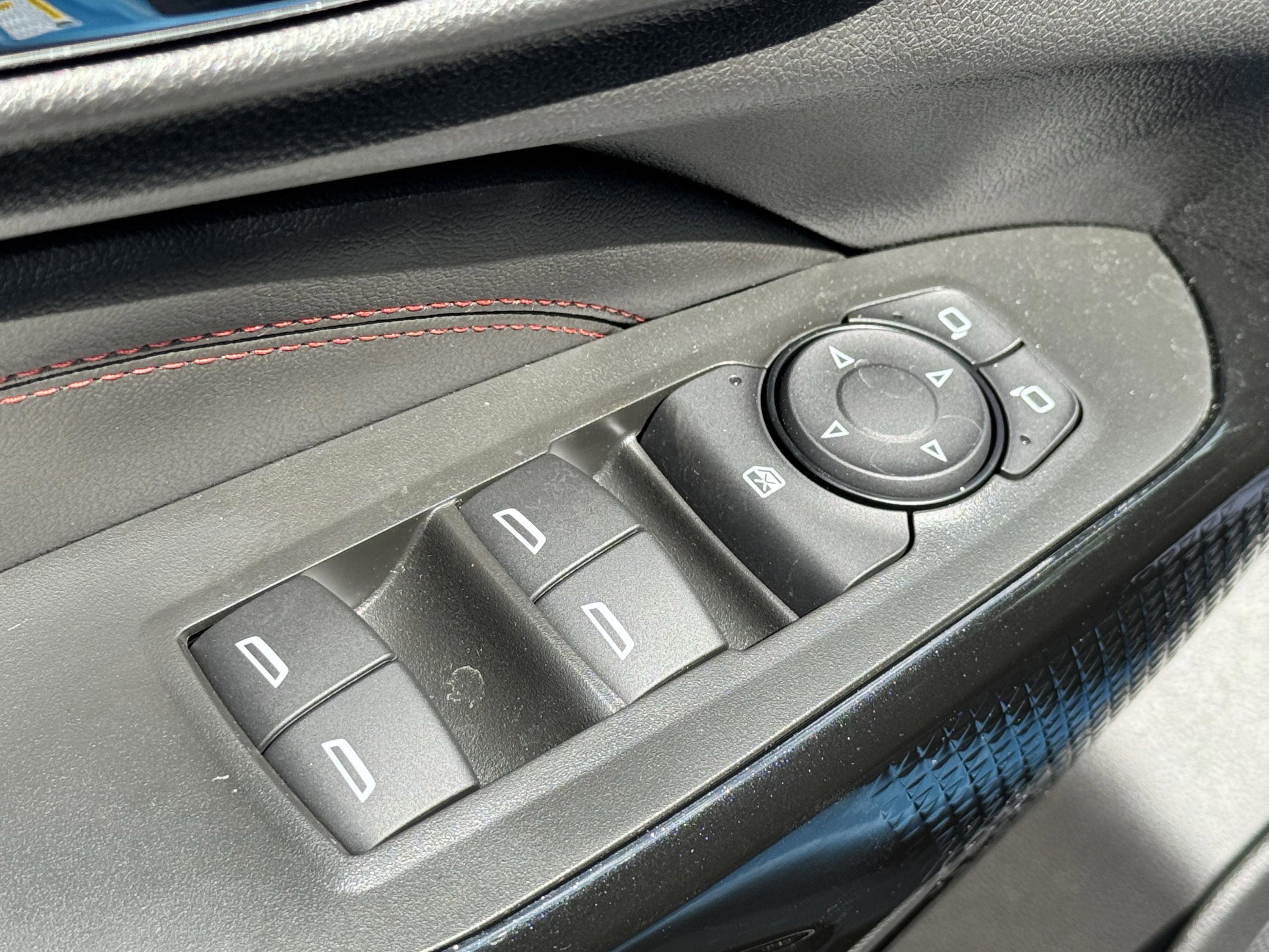 Used 2025 Chevrolet Trax RS FWD image 8