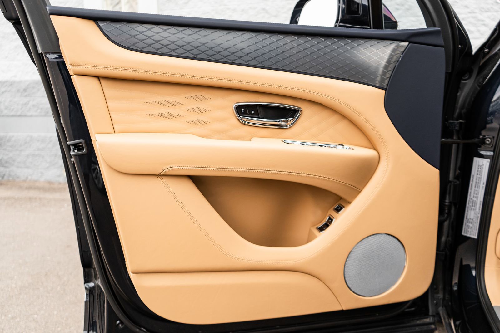 Used 2025 Bentley Bentayga image 21