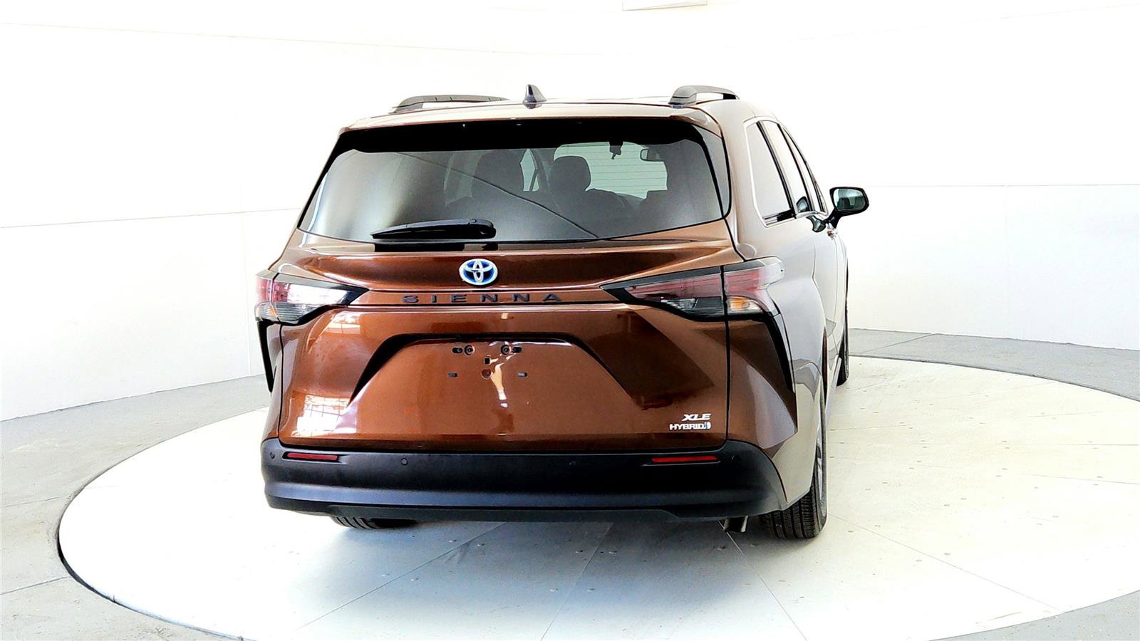 Certified 2024 Toyota Sienna XLE image 5