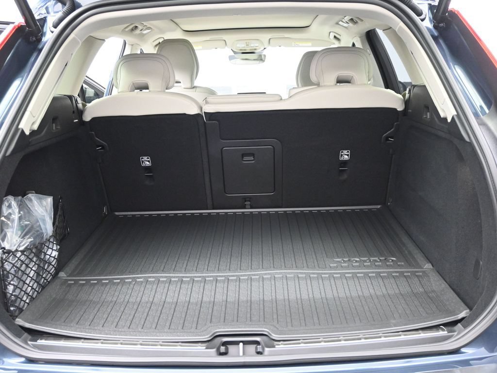 New 2026 Volvo XC60 T8 Ultra w/ Protection Package Premier AWD/4WD image 17