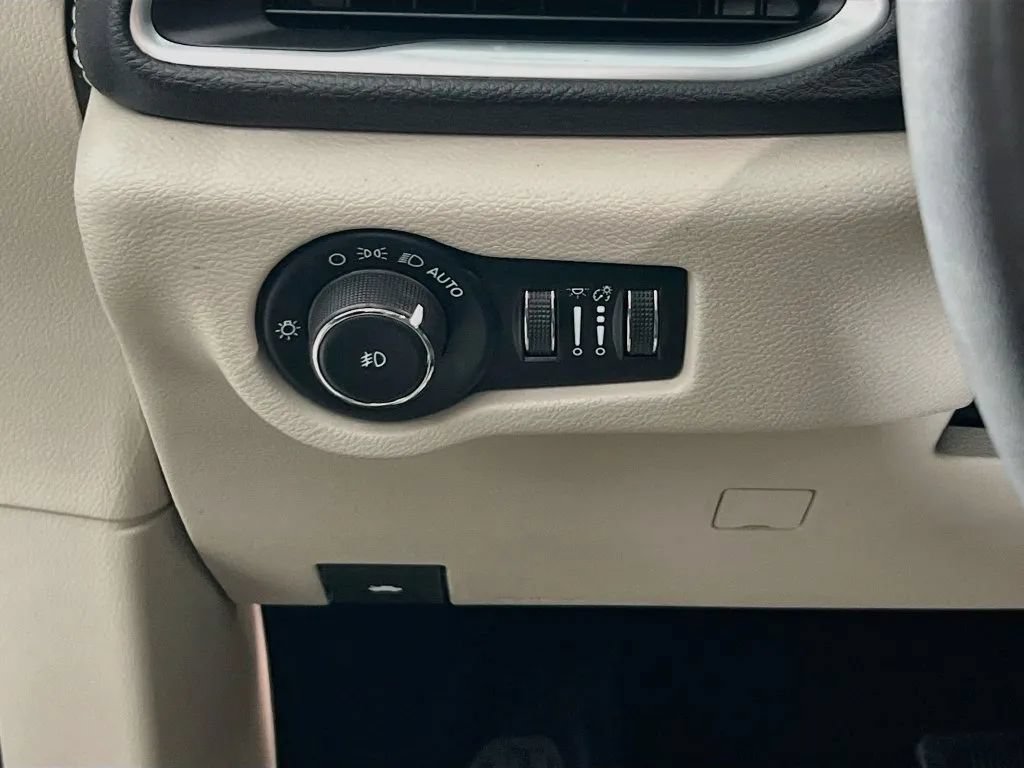 Used 2023 Chrysler Pacifica Limited FWD image 11