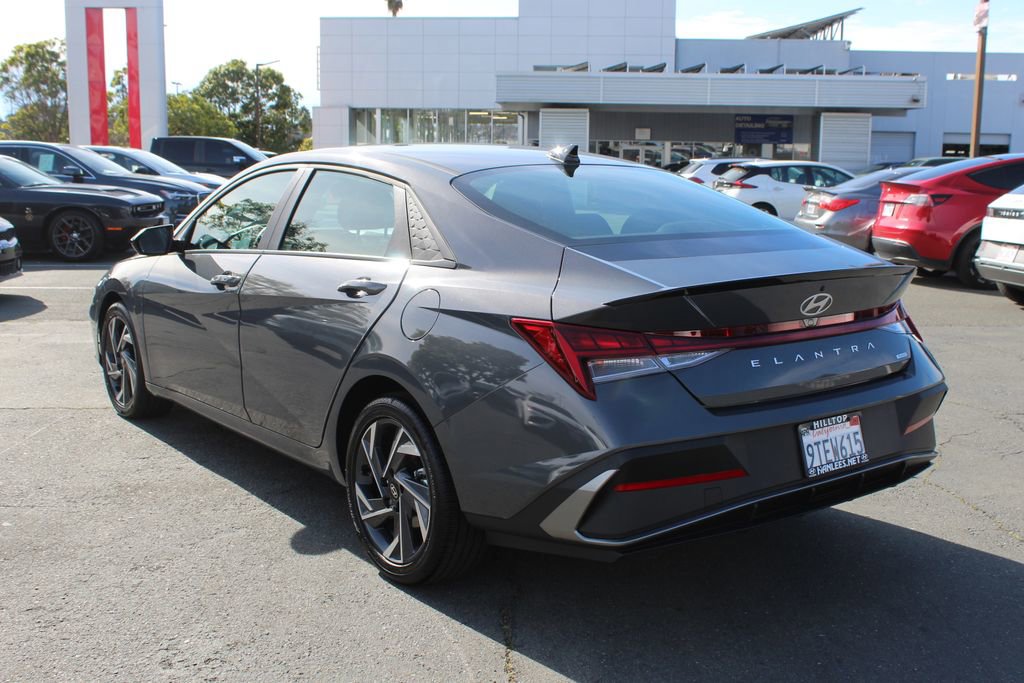 Used 2025 Hyundai Elantra SEL image 9