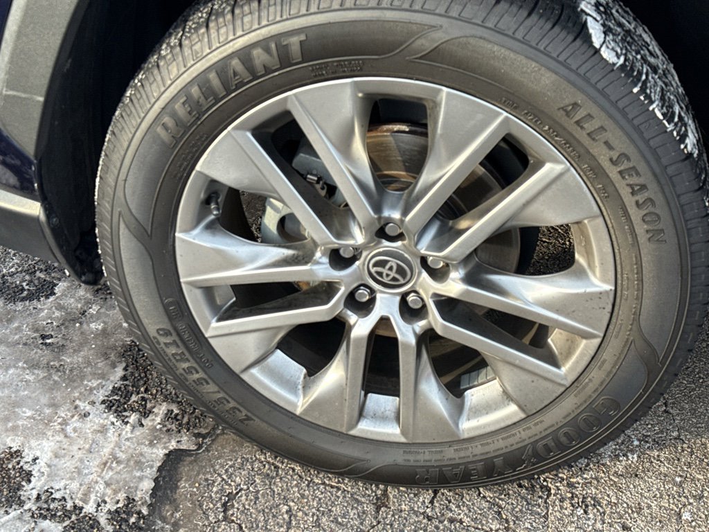 Used 2021 Toyota RAV4 XLE Premium image 9