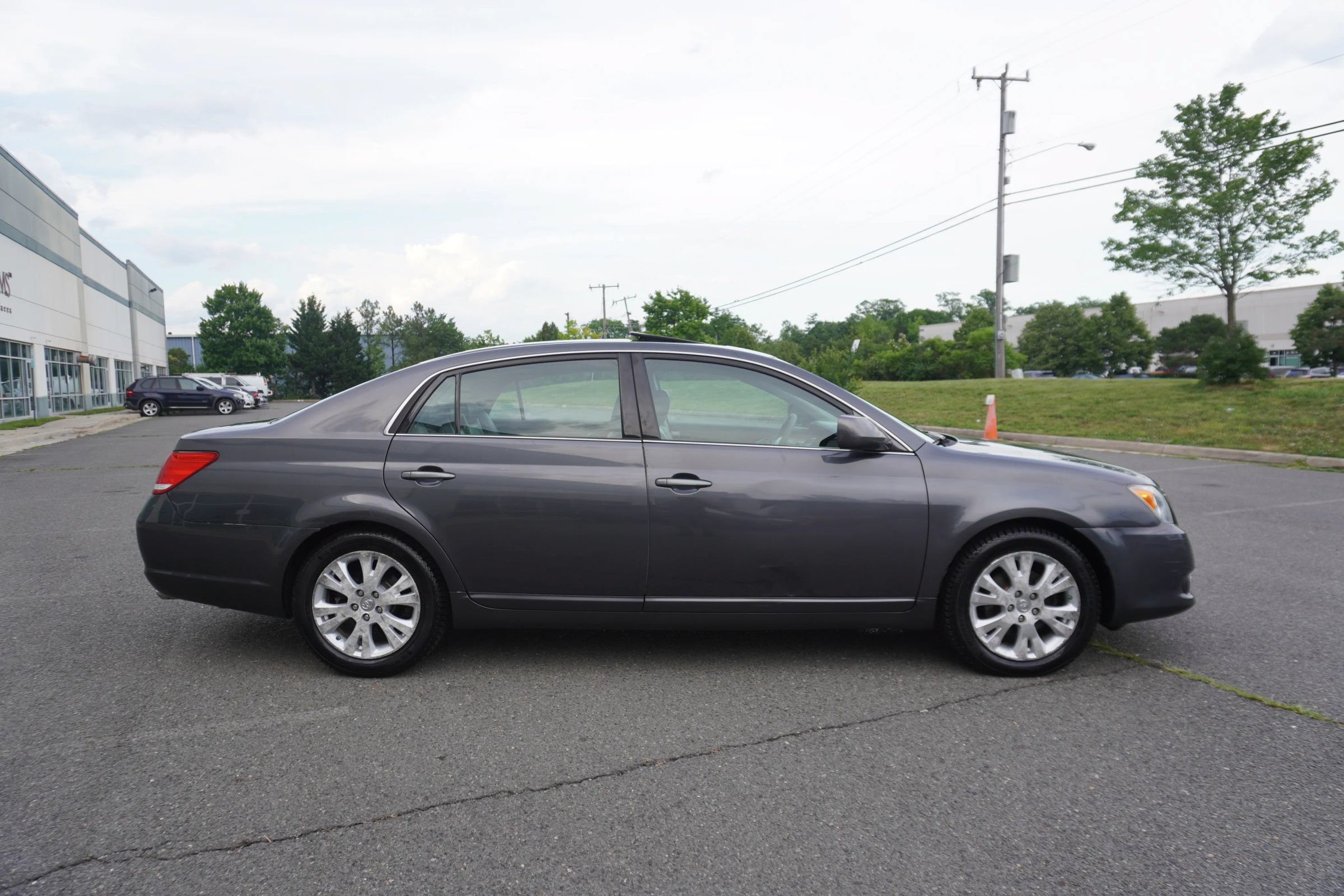 Used 2010 Toyota Avalon XLS FWD image 8