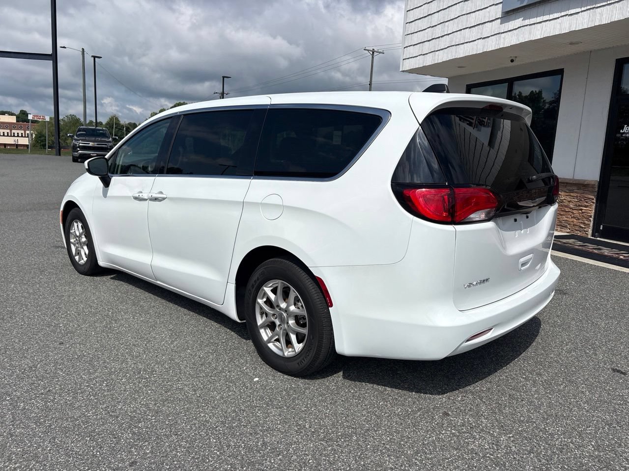 Used 2023 Chrysler Voyager LX FWD image 6