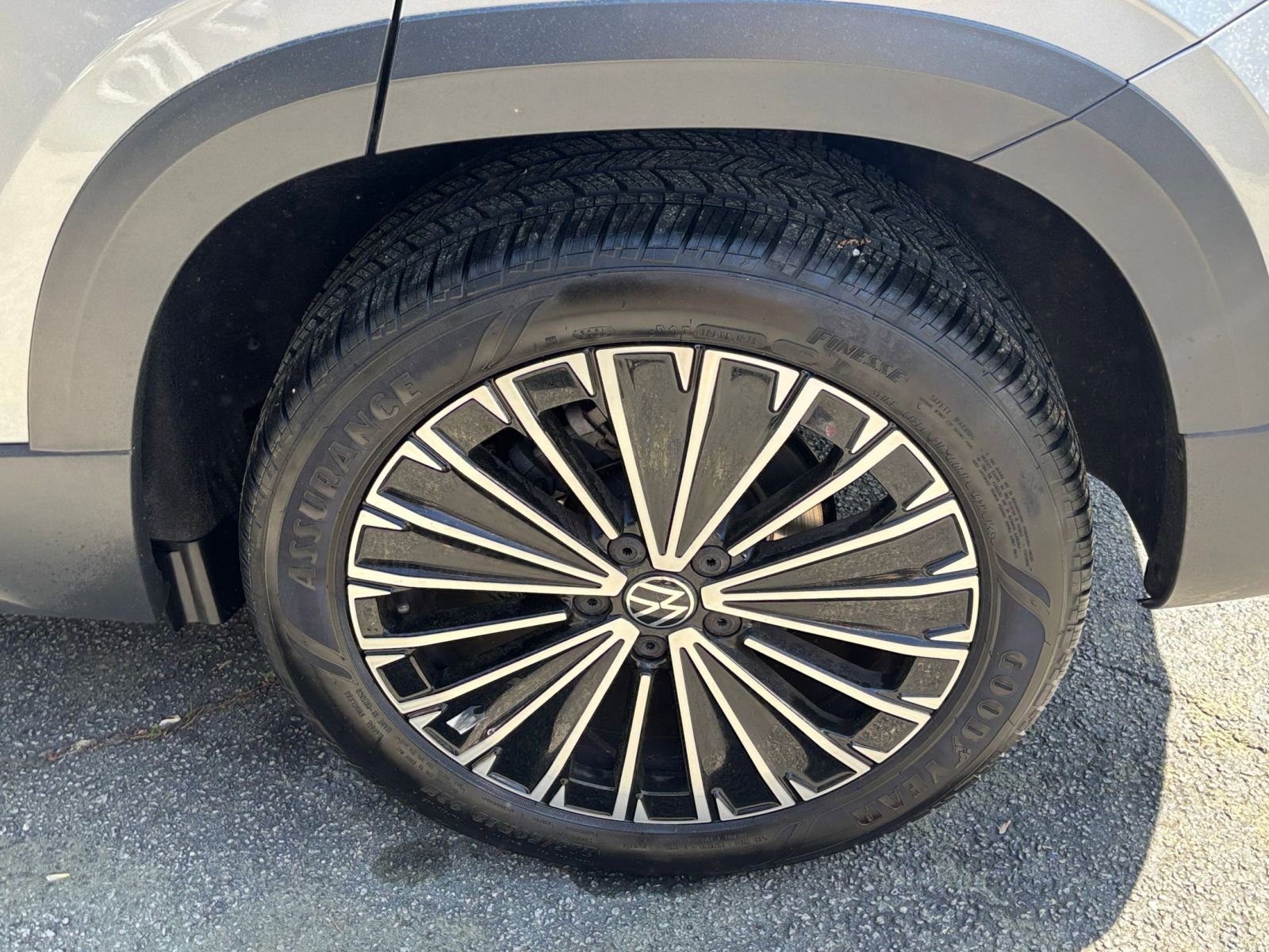 Used 2025 Volkswagen Taos SE image 31