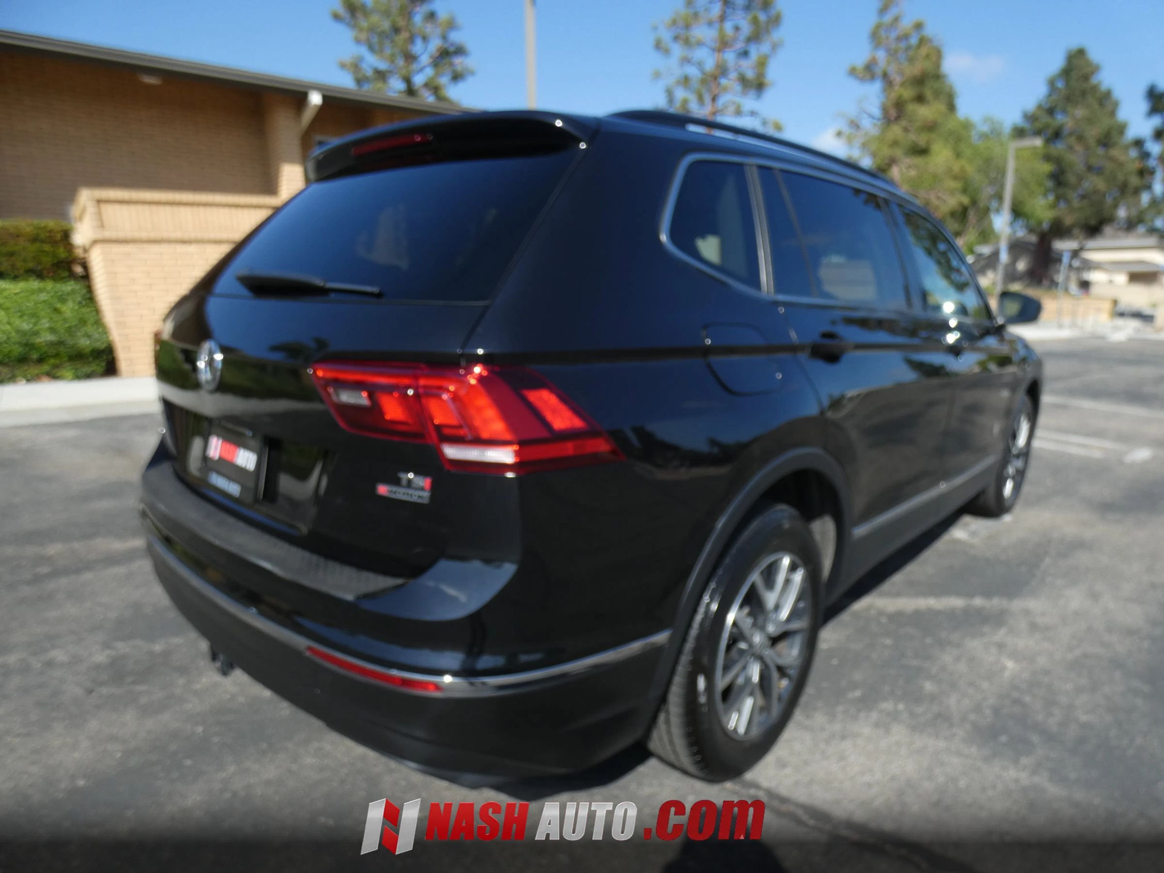 Used 2018 Volkswagen Tiguan SE w/ Panoramic Sunroof Package AWD/4WD image 8
