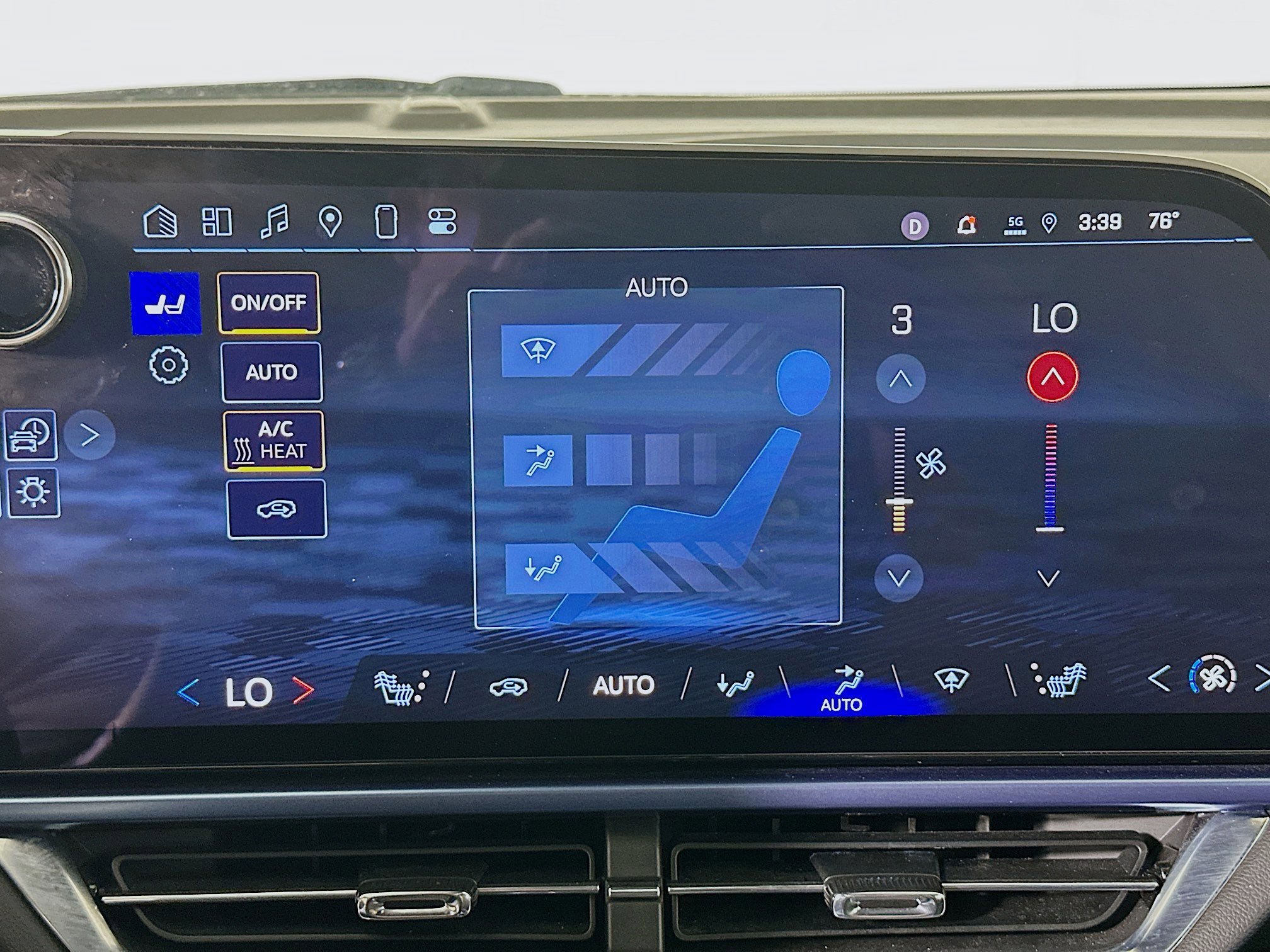 Used 2025 Chevrolet Equinox EV LT w/ Convenience Package FWD image 24