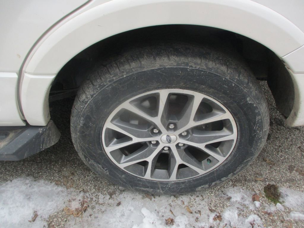 Used 2017 Ford Expedition XLT w/ Equipment Group 202A image 4