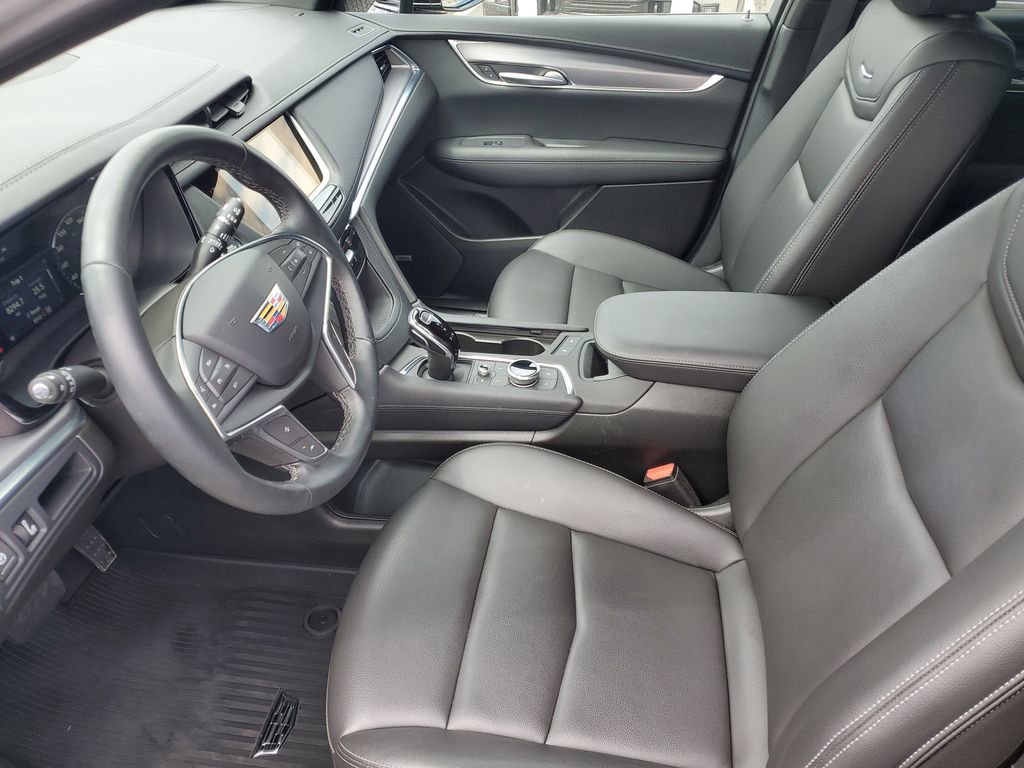 Used 2025 Cadillac XT5 Luxury w/ LPO, Floor Liner Package AWD/4WD image 5