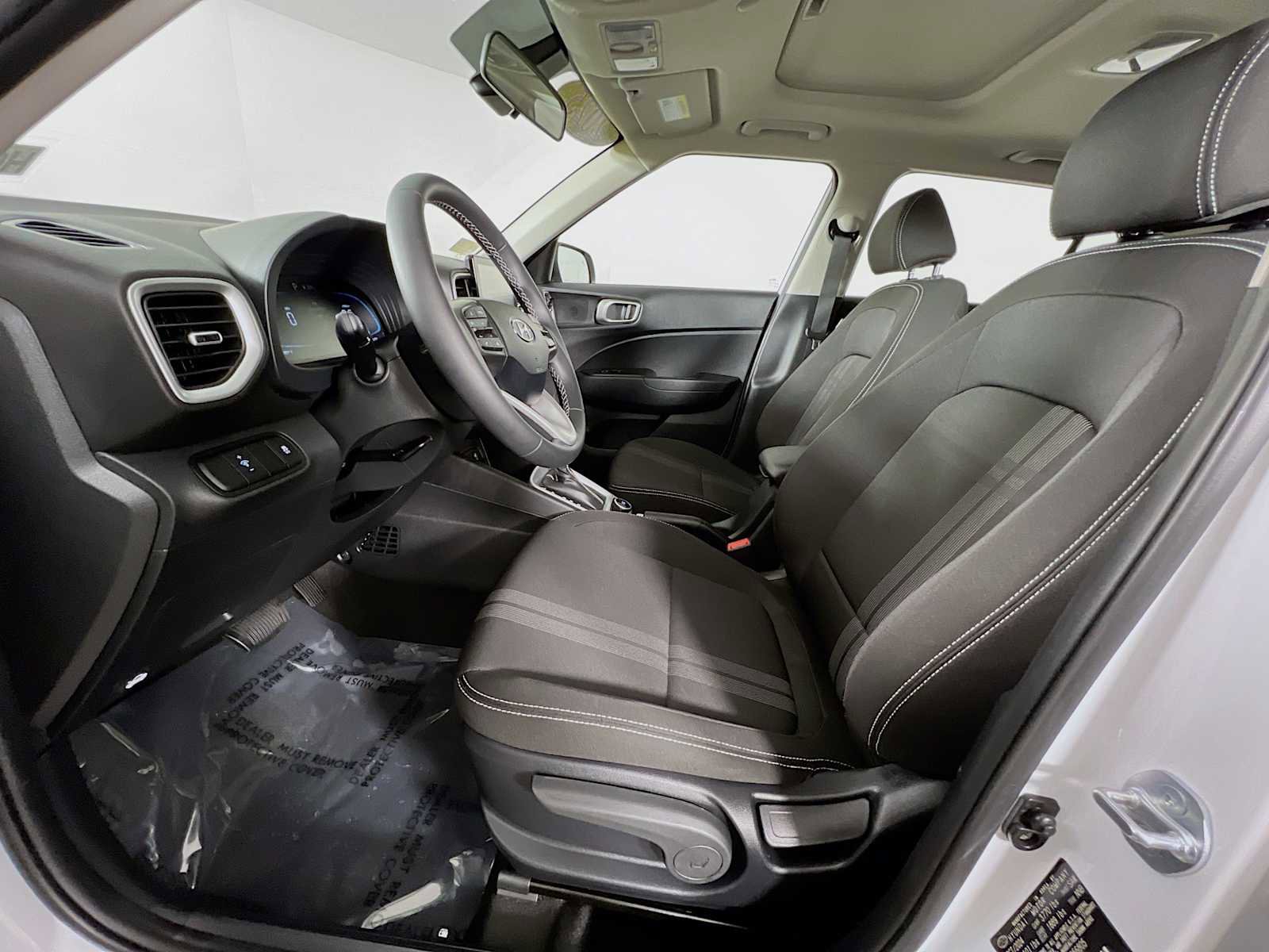 Certified 2025 Hyundai Venue SEL FWD image 20