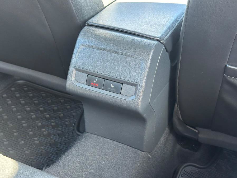 Used 2019 Volkswagen Jetta SE w/ Cold Weather Package FWD image 32