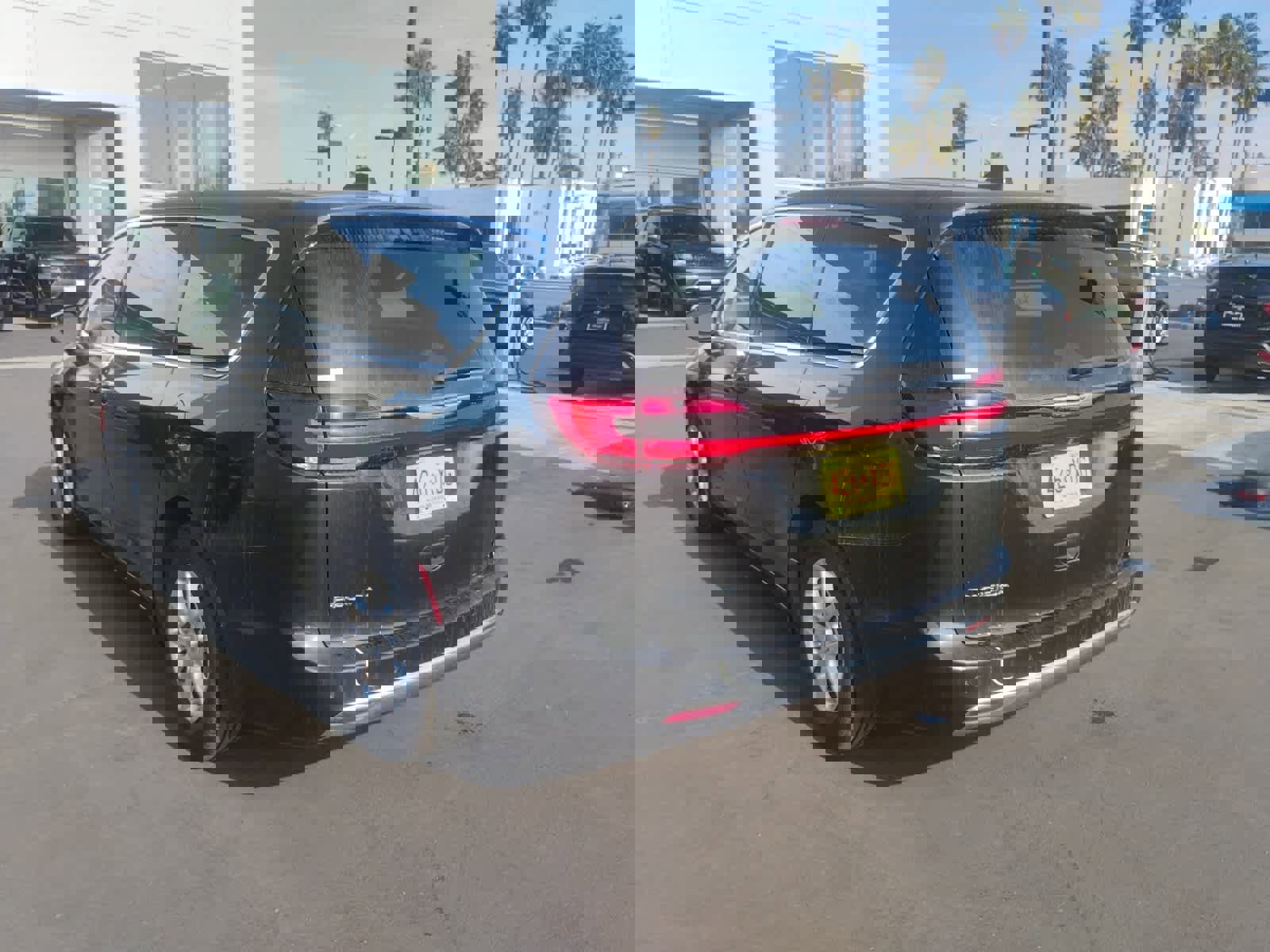 Used 2023 Chrysler Pacifica Touring-L image 3