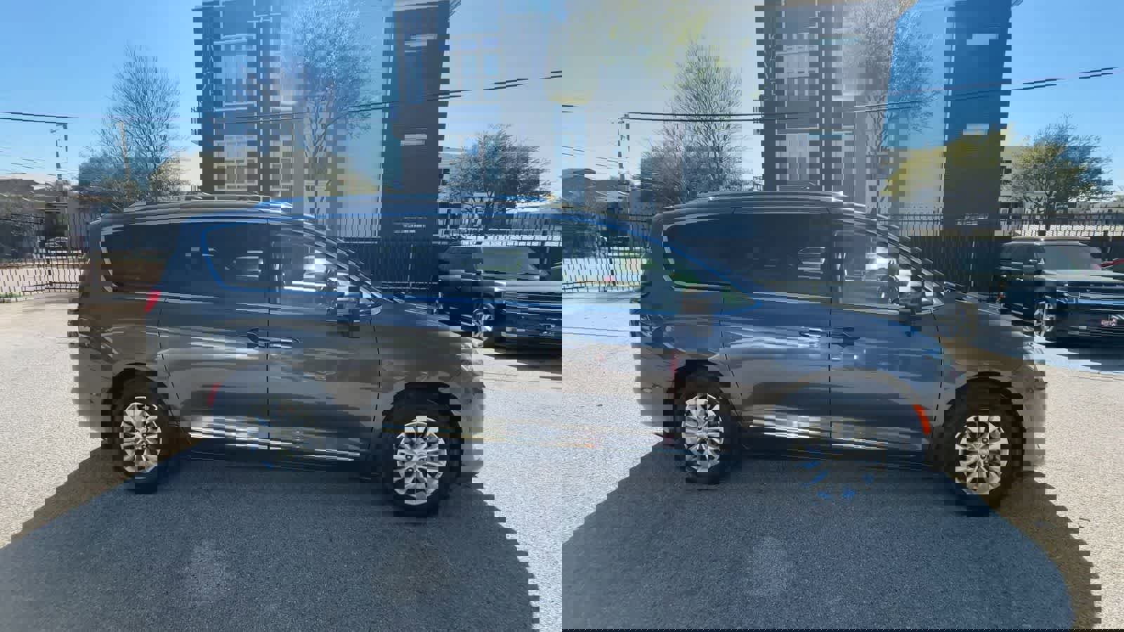 Used 2019 Chrysler Pacifica Touring-L image 9