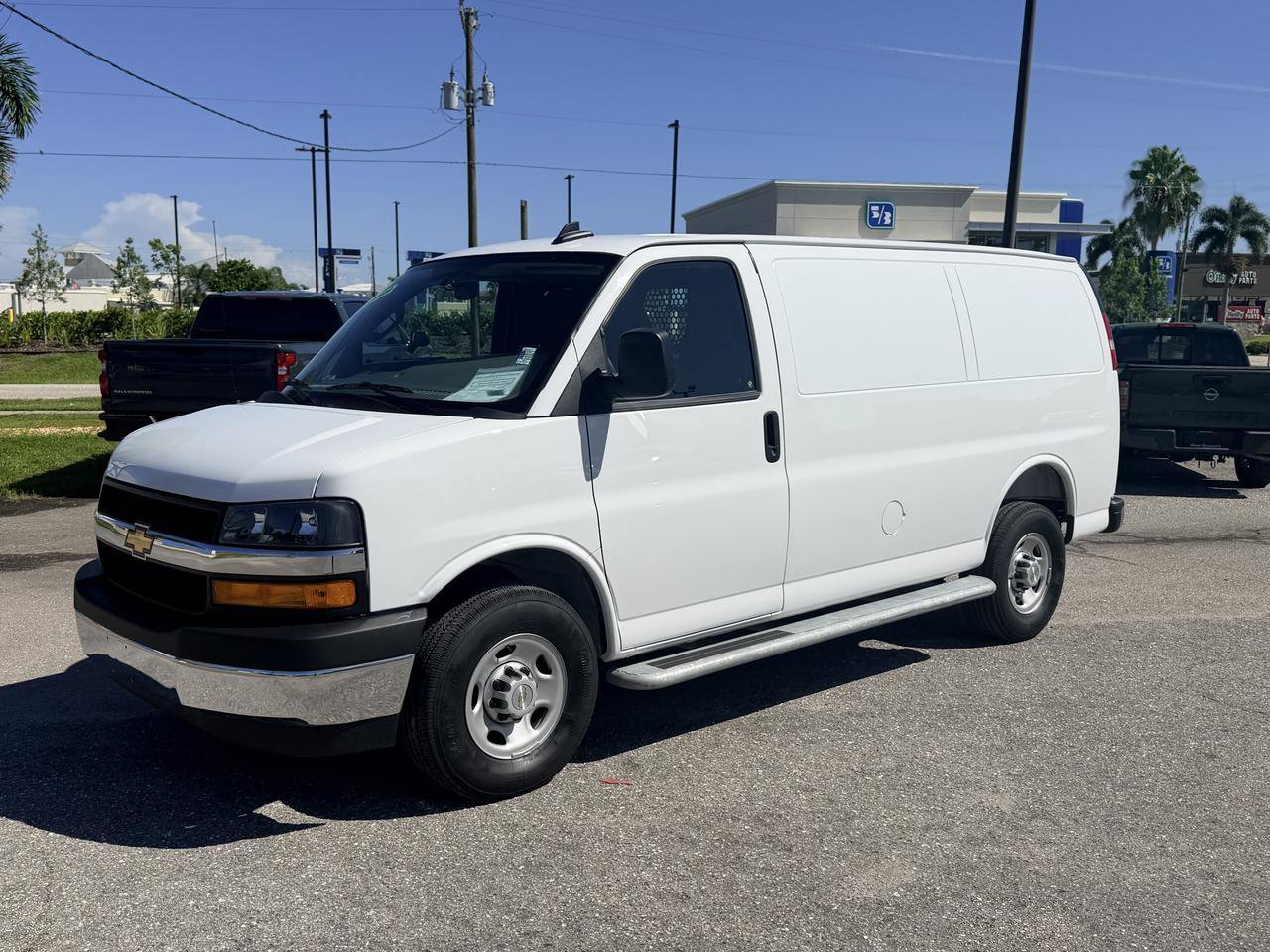 Used 2025 Chevrolet Express 2500 w/ Driver Convenience Package RWD image 4