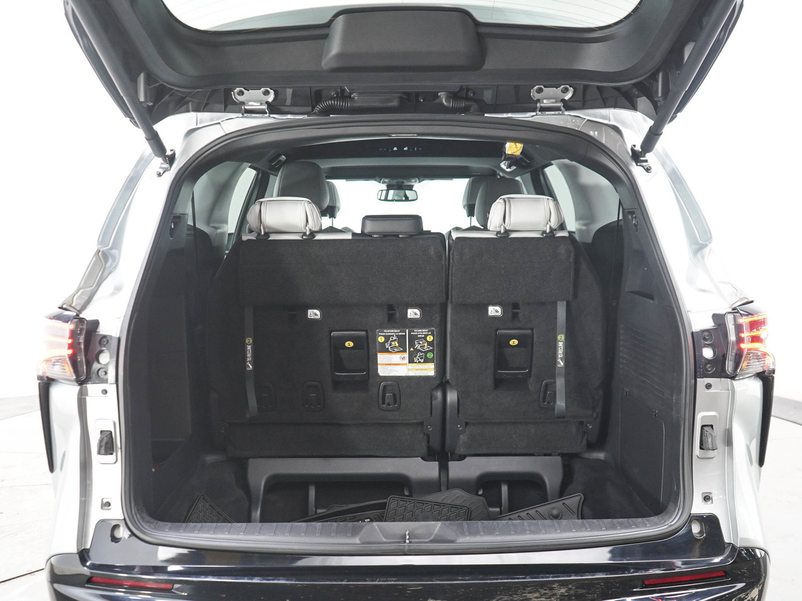 Used 2025 Toyota Sienna XSE AWD/4WD image 17