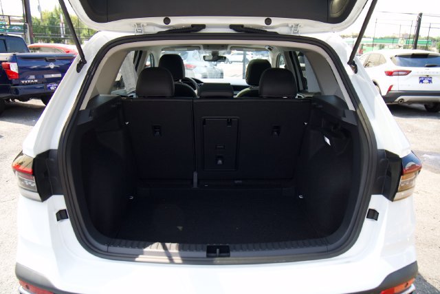 Used 2025 Volkswagen Taos SE w/ Panoramic Sunroof Package FWD image 30