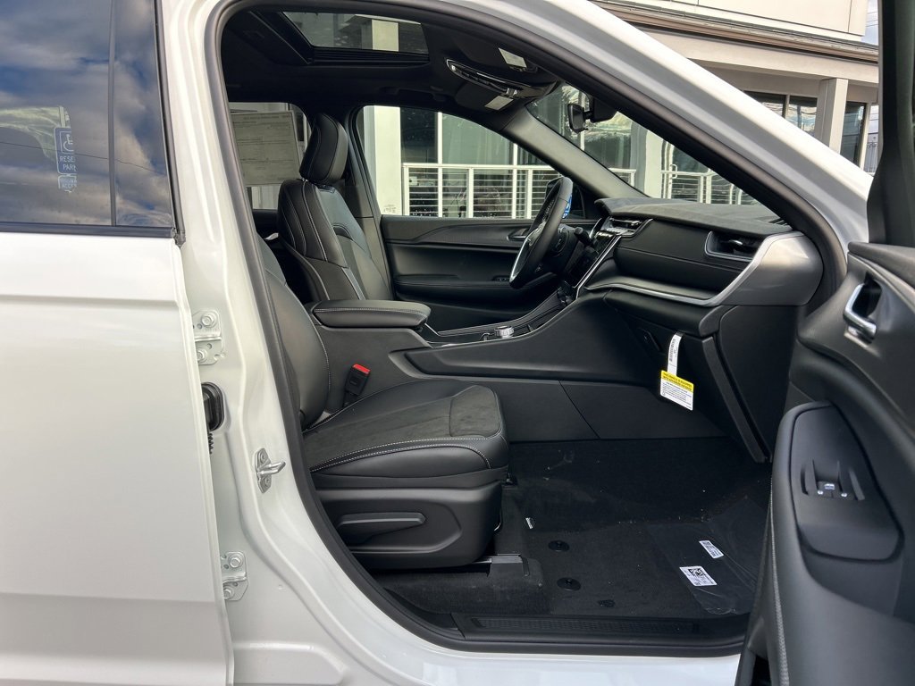 New 2025 Jeep Grand Cherokee 4WD image 8