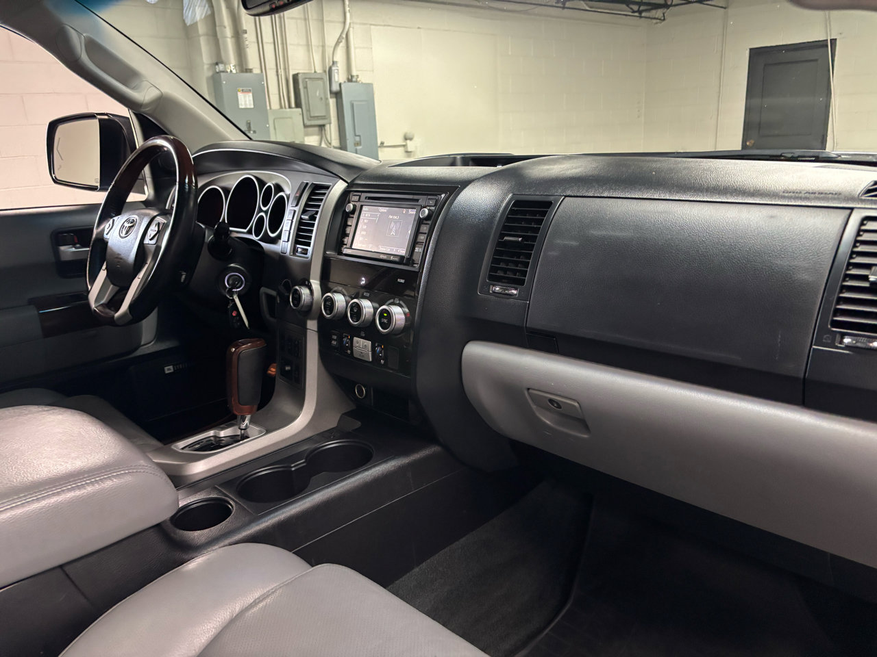 Used 2016 Toyota Sequoia Platinum image 26