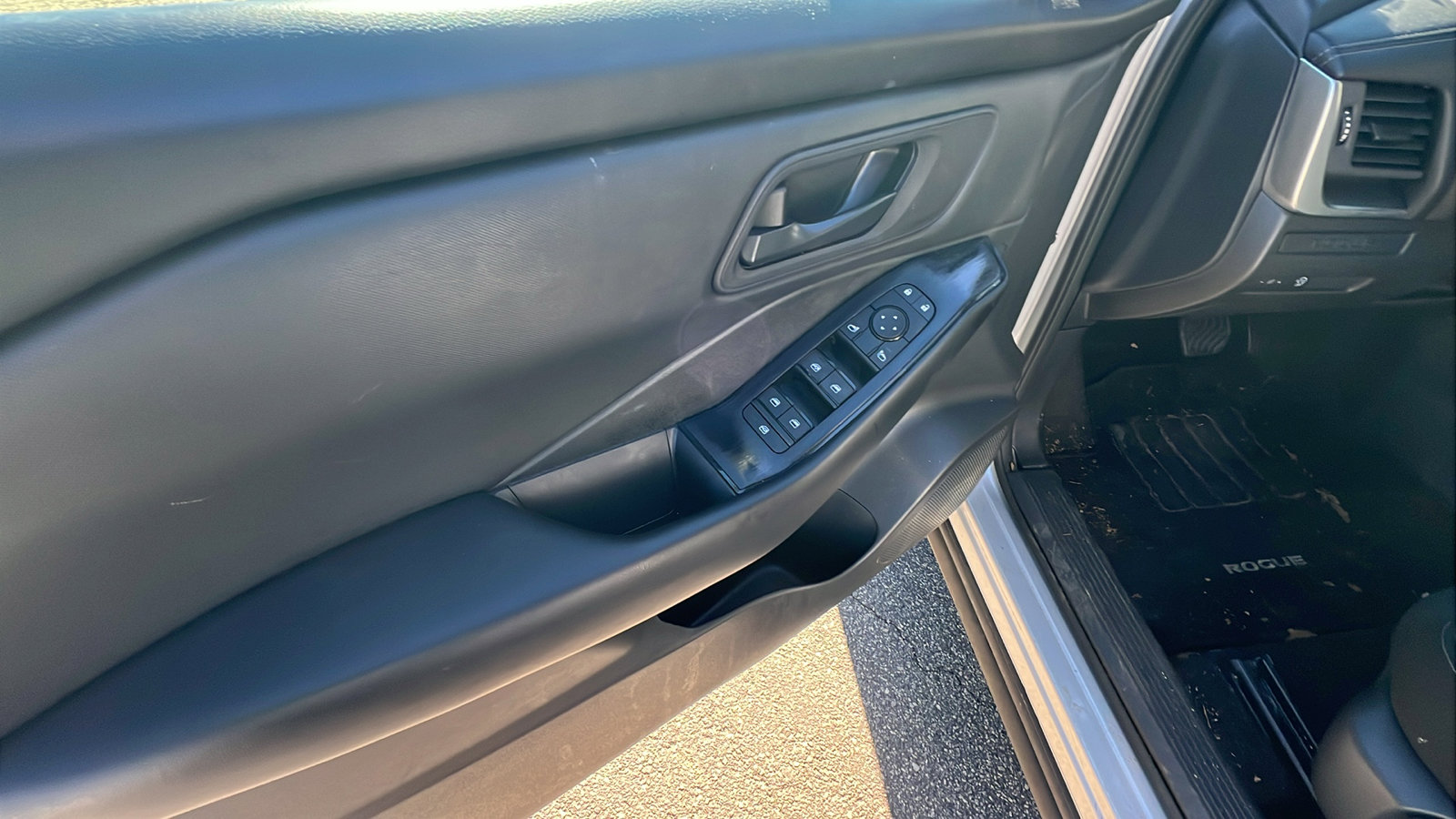 Used 2024 Nissan Rogue S image 14