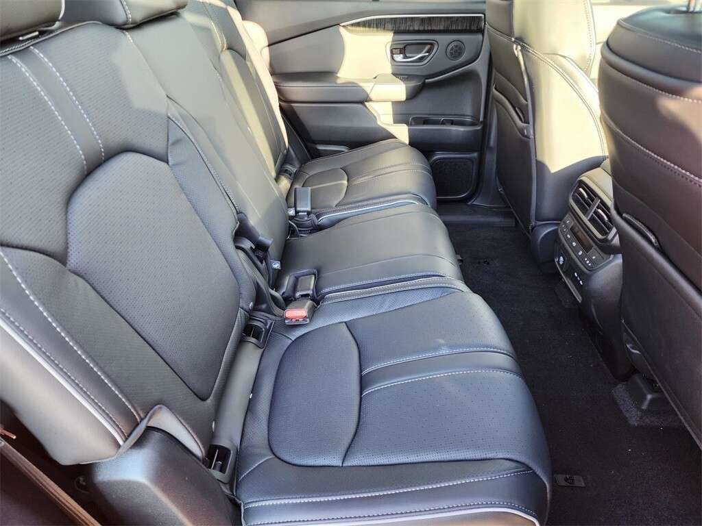 Used 2024 Honda Pilot Elite image 23