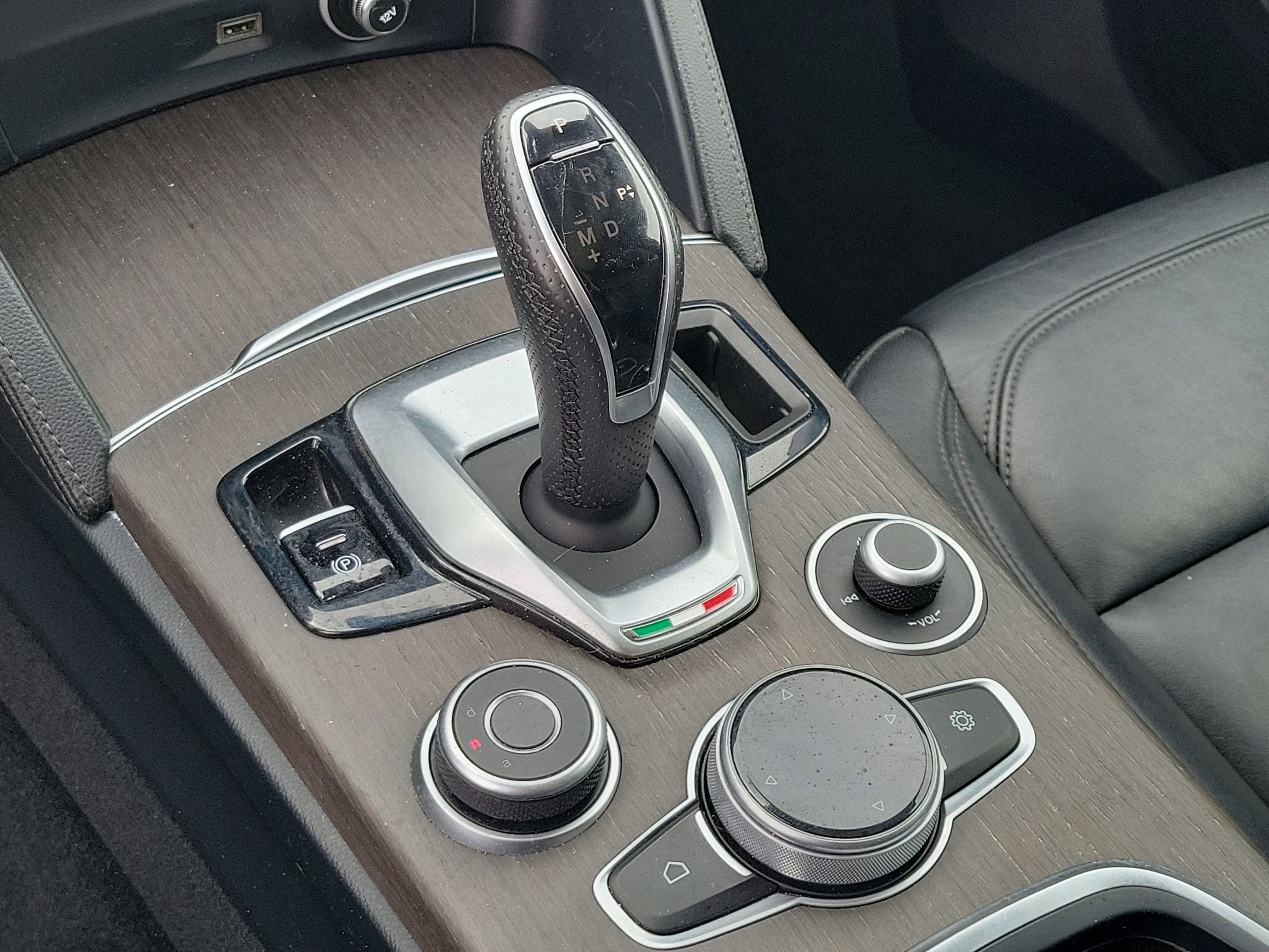 Used 2021 Alfa Romeo Stelvio Ti w/ Nero Edizione image 28