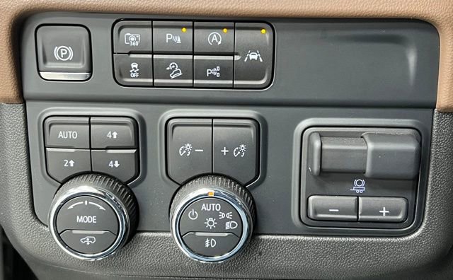 Used 2025 Chevrolet Tahoe High Country AWD/4WD image 32