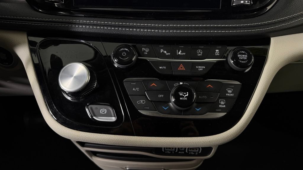Used 2024 Chrysler Pacifica Touring-L AWD/4WD image 24