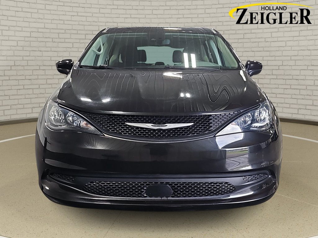 Used 2023 Chrysler Voyager LX FWD image 2