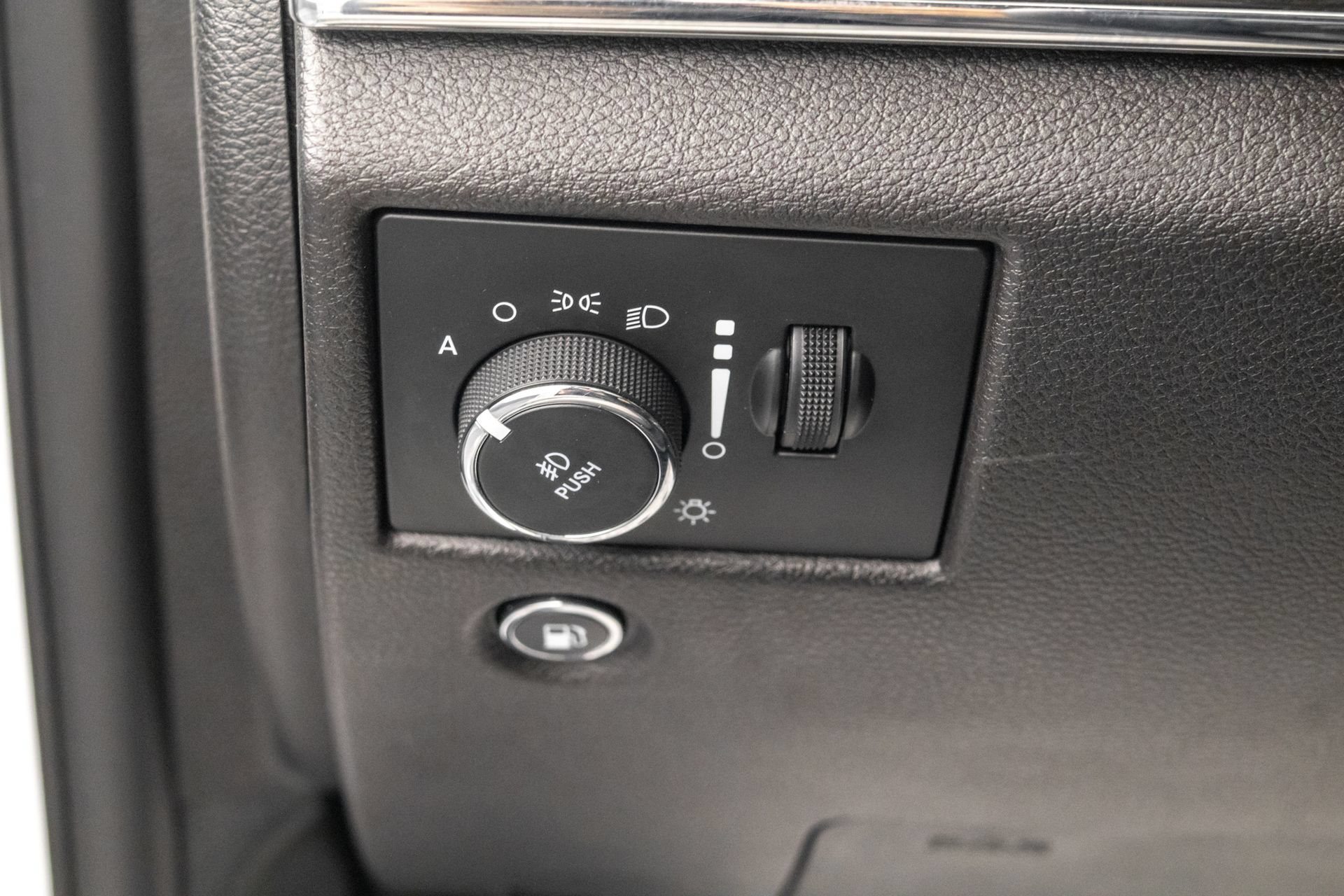 Used 2019 Jeep Grand Cherokee Overland AWD/4WD image 13