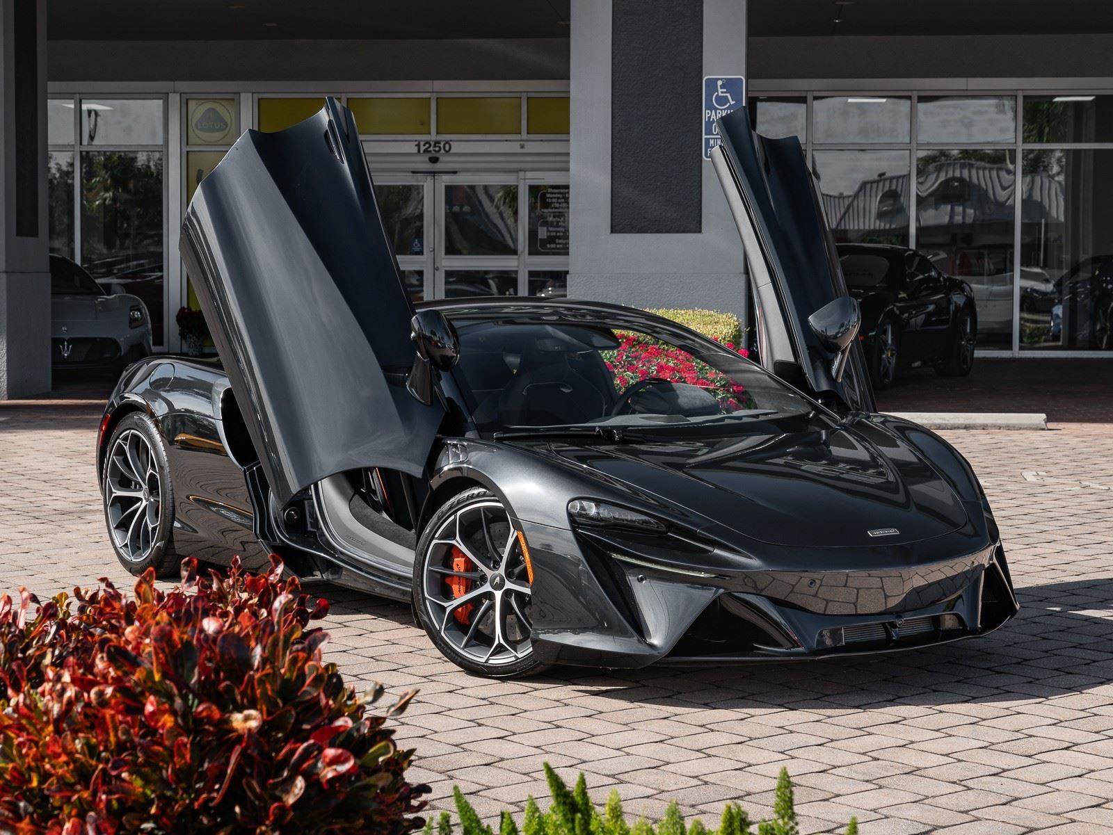 Used 2025 McLaren Artura image 16