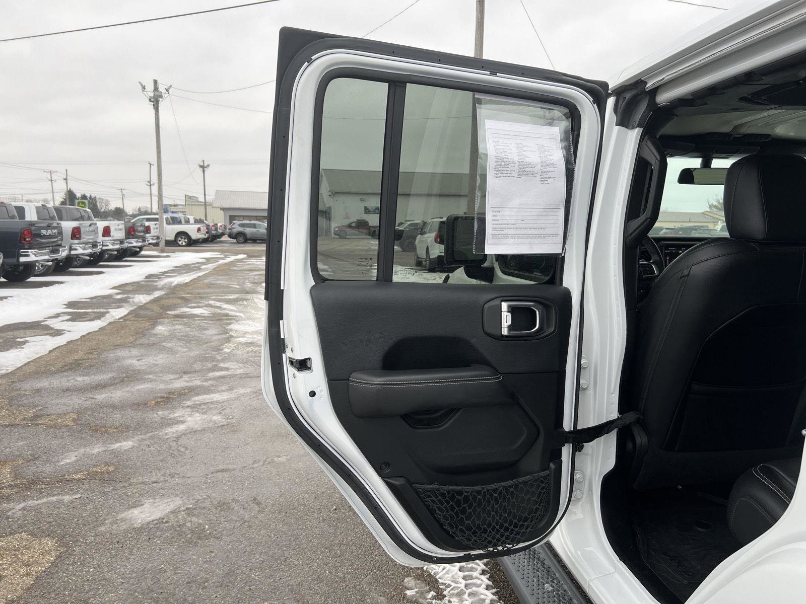 Used 2019 Jeep Wrangler Unlimited Sahara image 24