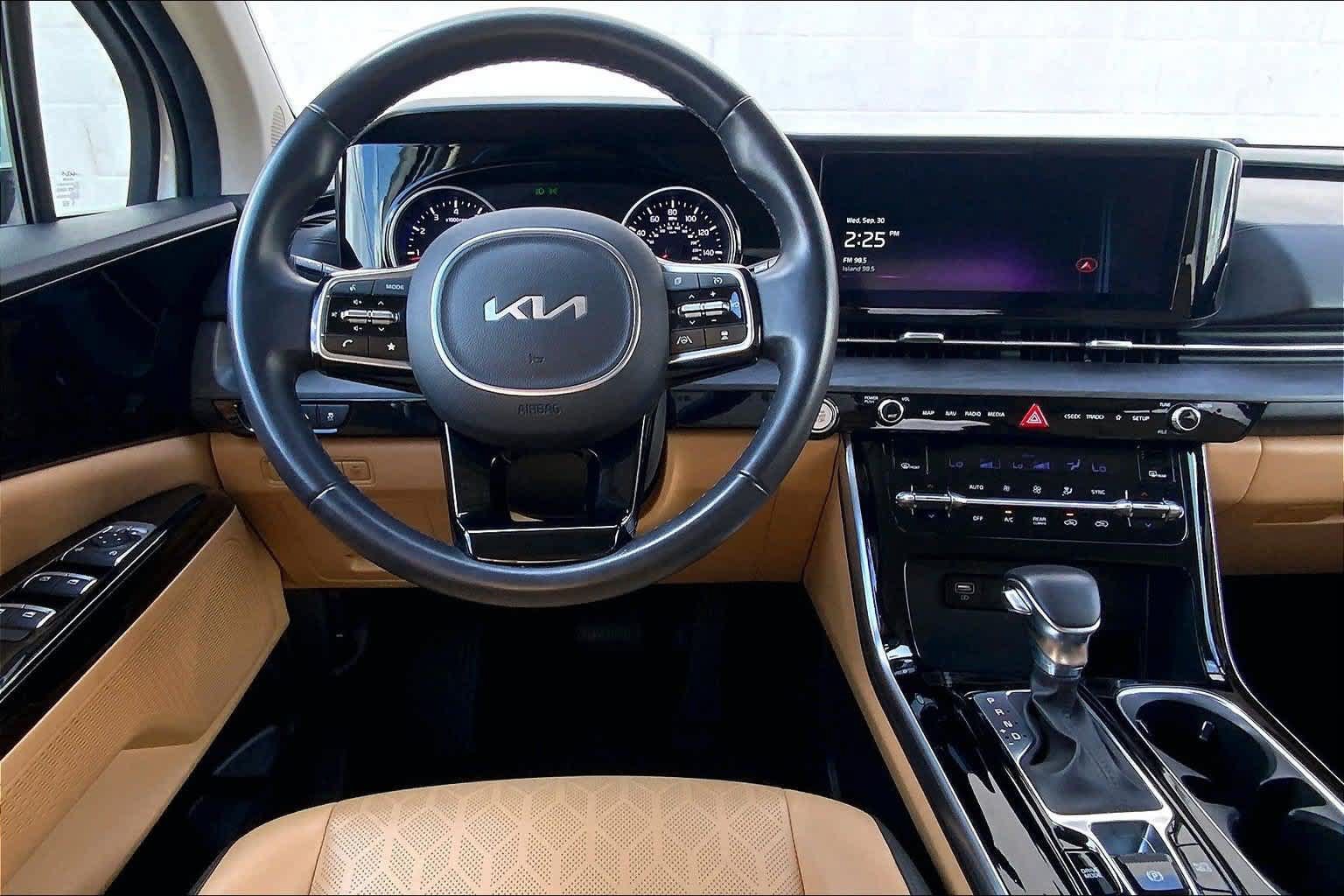 Used 2023 Kia Carnival EX FWD image 14