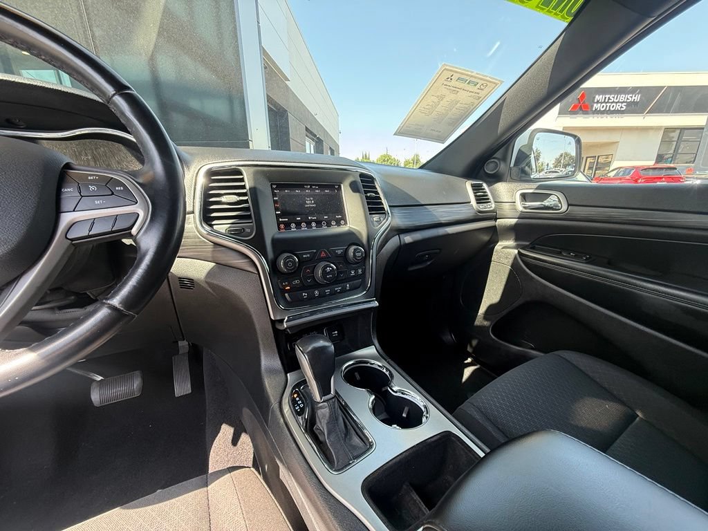 Used 2020 Jeep Grand Cherokee Laredo RWD image 24